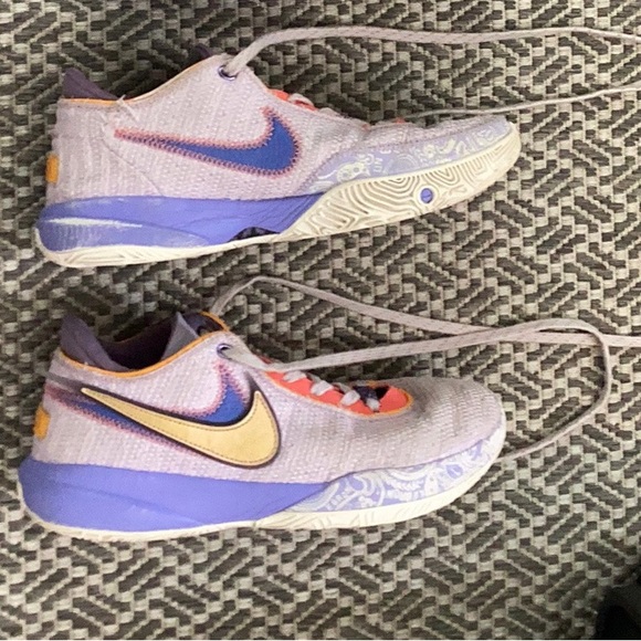 Lebron Basketball shoe! - Picture 2 of 6